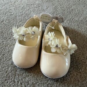 Elegant Cream Baby Dress Shoes with Floral Accents